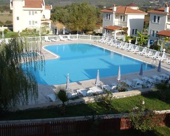 Our villa Magnolia M is on a stunning complex with large L shape pool /childs - Fethiye - Piscine