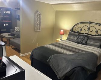 Luxurious Private Studio Get-away w/ Hot Tub & Koi Pond - Acworth - Bedroom