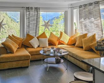 Gorgeous Home in Foerde - Førde - Salon