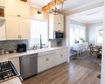 Charming home in the heart of South Tampa, two blocks from Bayshore with pool - Tampa - Kitchen