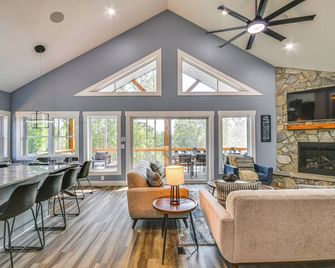 Hot Tub and Dock Lakefront Connelly Springs Escape - Connelly Springs