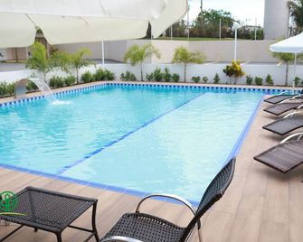 Pissin Plaza Pousada e Hotel - Маріліа - Басейн