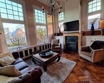 Beautiful villa with jacuzzi, gym and steam shower in Friesland - Sint Jacobiparochie - Sala de estar