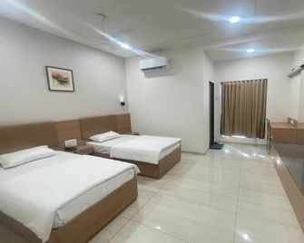 Hotel Sparsh Inn Morbi - Morvi - Bedroom