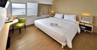 Whiz Prime Hotel Megamas Manado - Manado - Schlafzimmer