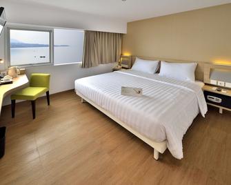 Whiz Prime Hotel Megamas Manado - Manado - Camera da letto
