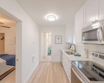 #stayinmydistrict Coos Bay Indigo Cottage - Coos Bay - Kitchen