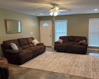 Charming 2-bedroom with WiFi, AC convenient to Albertville/Boaz - Boaz - Living room