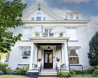 Downtown Saratoga Historic Track Rental - Walking Distance to Everything! - Saratoga Springs - Building