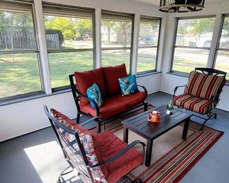 Charming 3-bedroom house 1-full bath in Glenview 10min walk to Golf Metra - Glenview - Living room