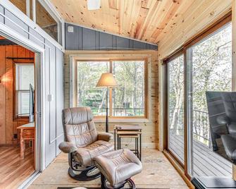 Waterfront Spirit Lake Cabin with Boat Rental! - Aitkin - Living room