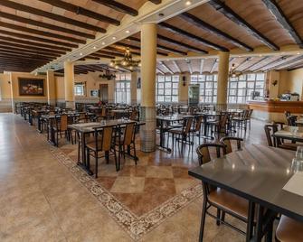 Hostal - Restaurante La Buena Villa by Vivere Stays - Burgos - Restaurant