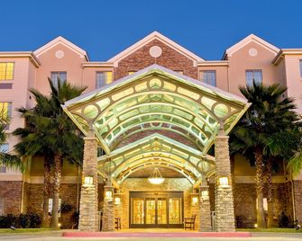 Free Breakfast. Outdoor Pool & Hot Tub. Near The University Of Texas Rio Grande Valley! - McAllen - Building