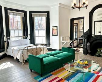 Artist Studio Steps from Mount Vernon Square Park - בולטימור - חדר שינה