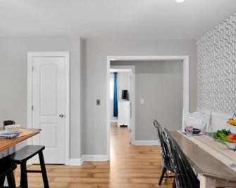 Bright & Cheery Bungalow - Mins To Downtwn Fort Mill - Fort Mill - Dining room