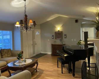 The Garden Cottage House with stunning large pool/jacuzzi, baby grand piano - Citrus Heights - Sala de estar