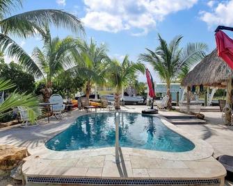 Canal front Oasis with Pool and Tiki Hut - Plantation Key - Pool