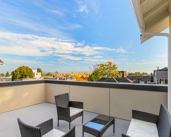 Syrax's Dragonstone Den - Seattle - Balkon