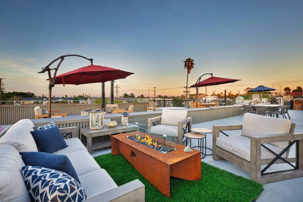 NEW Luxury Concrete Home Just Minutes from the Beach - لونغ بيتش - شرفة