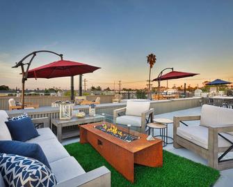 NEW Luxury Concrete Home Just Minutes from the Beach - لونغ بيتش - شرفة مرصوفة