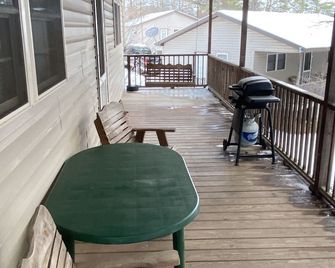 Cabin 5 Fall Asleep to the New River's Song - Fries - Balcony