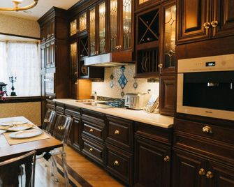 Northern Lights Mansion - New York - Kitchen