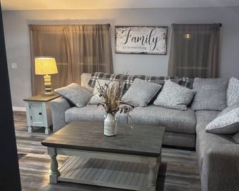 3-bedroom 2-bath home in charming Jamestown with AC, WiFi - Jamestown - Obývací pokoj
