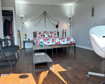 Studio Apartment with balcony - Yellowknife - Quarto