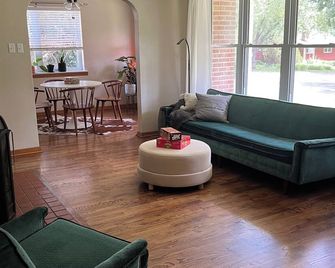 Charming 3-bedroom house near downtown - Cape Girardeau - Living room