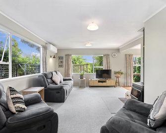 Kapuka Paradise - Wharewaka Holiday Home - Taupo - Living room