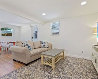 Mid-Century 1/1 Near Downtown/Siesta Key/Smh/Arlington Park - Sarasota - Living room