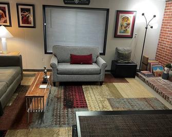 Delightful Patio Retreat With Pool Table - Kansas City - Sala de estar