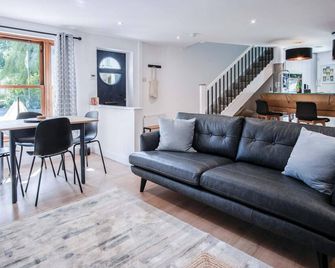 The Cottage - 2 Bedroom Cottage - Tenby - Tenby - Living room