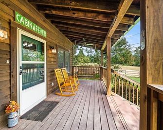 2 bd Cabin, Hot tub, UTK/Neyland, Smokies, 16acres, FP, Arcade, Fishing - Knoxville - Balcony