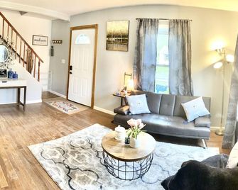 Cheerful residential house with all yours needs. - Overland - Living room