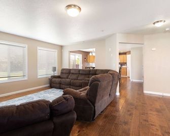 The Broadmoor House - Pasco - Living room