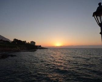 Villa Manolya-Garden: Dream vacation right by the sea - Lápithos