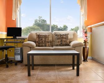 Motel 6 Orangeburg - Orangeburg - Living room
