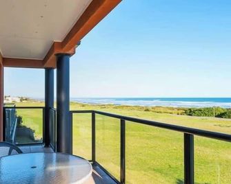 Coast View - 39b Hargreaves - Family - Beach - No Linen Included - Port Elliot - Balcón