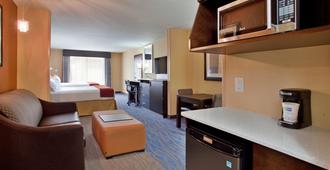 Holiday Inn Express & Suites St Louis Airport - San Luis