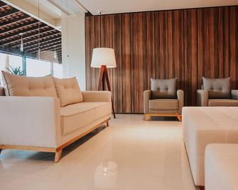 هوتل دو فورتي - ماكابا - غرفة معيشة