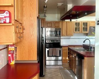 Elegant 4 Br. 5 Beds. 3 Bath. Wi-Fi. Free Parking - Owings Mills - Kitchen