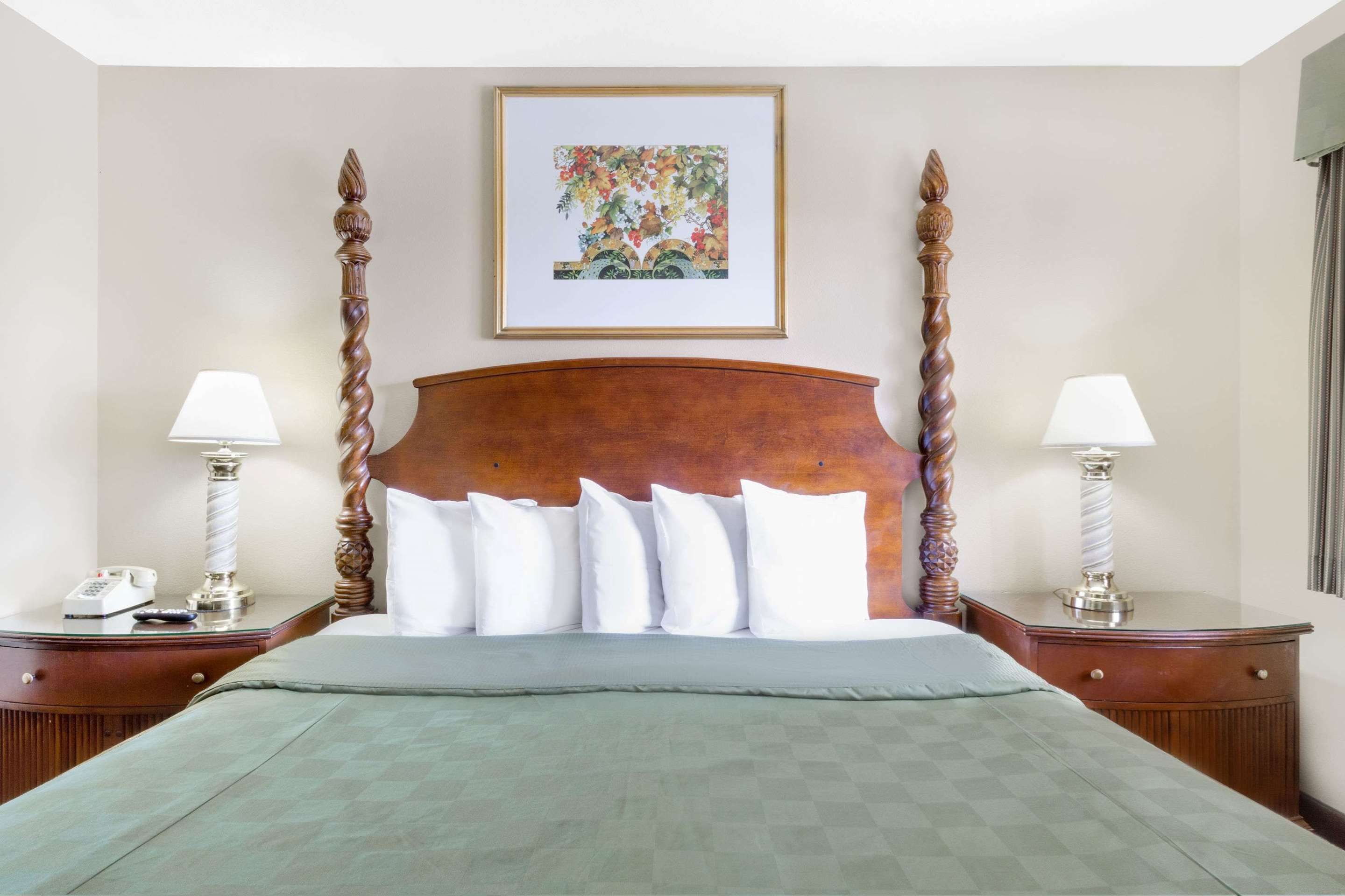 Bedroom view of Days Inn by Wyndham Kingman East