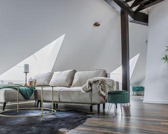 City-Vibes & Altstadtflair in der Fußgängerzone mit Parkplatz und Home Office - Braunschweig - Living room