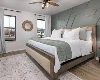 2 Clean and Updated Homes for Large Families in Moore - Moore - Slaapkamer