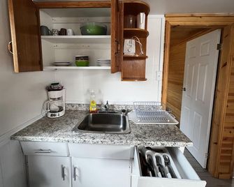 Dock Life Beach 1 - Cottage 11, Riverside 2 Bedroom, 3 Min Walk To Beach 1 - Wasaga Beach - Kitchen
