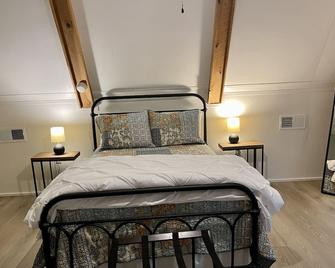 Cozy, Comfy Cabin minutes from Cave Run Lake, I-64, App Harvest, and Morehead. - Morehead - Bedroom
