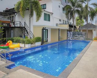 R2 Bed and Pool Kanchanaburi - Kanchanaburi - Piscina