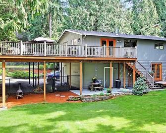 Quiet 2 Bedroom Suite in a Partial Lake View House with Fully Fenced Backyard - Sammamish - Building