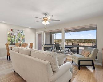 Classy Lake Travis condo with a pool and Hot tub - Spicewood - Living room